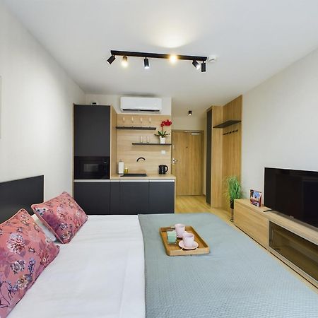 Modern Studios With Air Conditioning In Downtown Krakow By Noclegi Renters Екстер'єр фото